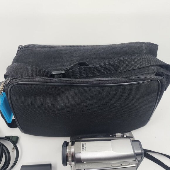 JVC GR-D770U Digital Video Camera With 34x Optical Zoom Accessories & Case - Picture 8 of 16